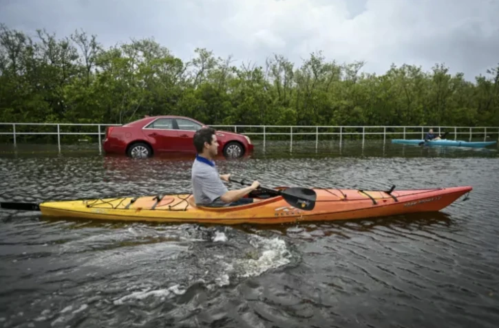 Un habitant fait du kayak dans une rue inondée à cause de l'ouragan Idalia, à Tampa en Floride, le 30 août 2023 ( AFP / Miguel J. RodriguezCarrillo )