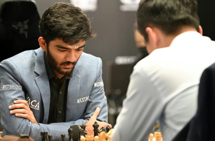 Le joueur d'échecs indien Dommaraju Gukesh face au Chinois Ding Liren, le 12 décembre 2024 à Singapour
