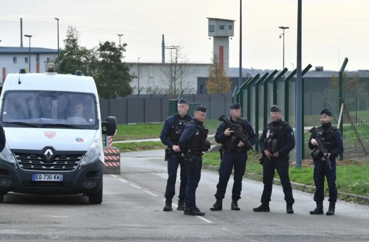 Des policiers devant la prison de haute sécurité de Condé-sur-Sarthe (Orne), le 13 novembre 2025. (JEAN-FRANCOIS MONIER / AFP)