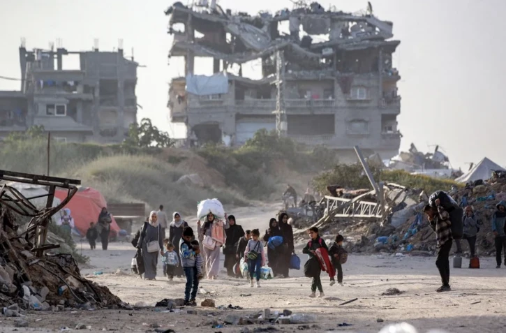 Des personnes fuient la ville de Beit Hanoun, dans le nord de l'enclave palestinienne, et arrivent avec leurs biens à Gaza, le 18 mars 2025. (BASHAR TALEB / AFP)