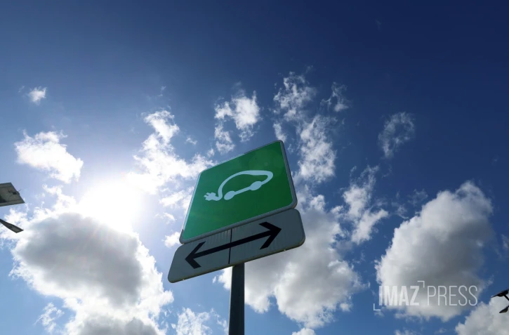 voiture électrique borne de recharge