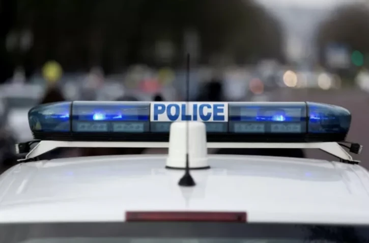 Une personne est morte et deux autres gravement blessées alors qu'elles étaient poursuivies en voiture par la police à Paris ( AFP / Kenzo TRIBOUILLARD )