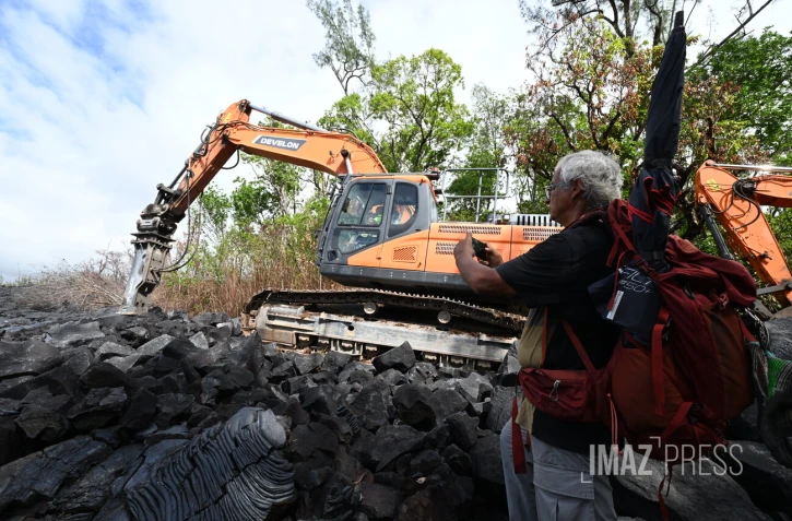 Route des laves : le brise-roche s'attaque à la lave refroidie, les travaux de reconstruction de la RN2 démarrent ce lundi 