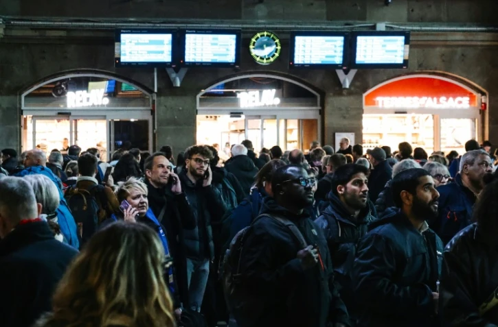 Des passagers attendent leur train en retard Ă la gare de Strasbourg, dans le bas-Rhin, le 26 avril 2024