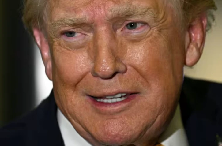 Le président américain Donald Trump à bord d'Air Force One le 4 janvier 2026 ( AFP / Jim WATSON )