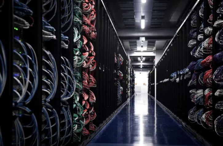 Des serveurs dans un data center à Saint-Ouen-l’Aumône (Val d’Oise), le 9 juillet 2021. ALAIN JOCARD / AFP 