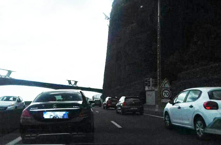 Embouteillages et bouchons à cause de travaux sur la route du littoral