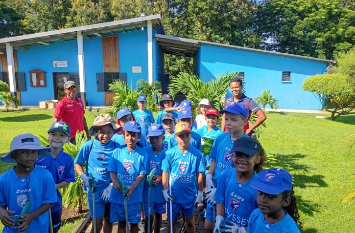 le groupe la Saint-Pauloise Football Club réunit pour une action écologique 