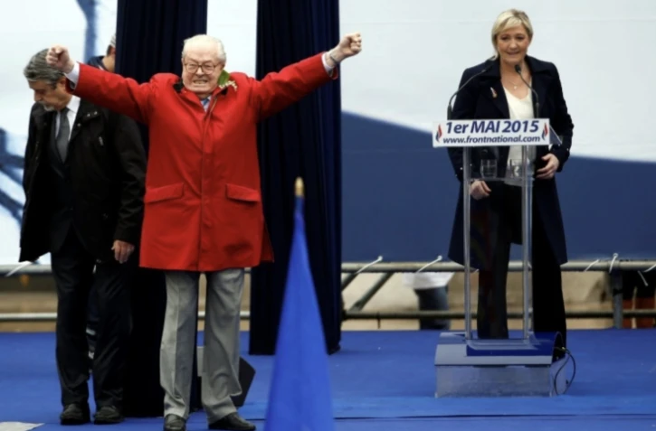 Jean-Marie Le Pen, Ă gauche, et sa fille Marine, Ă droite, le 1er mai 2015, Ă Paris ( AFP / KENZO TRIBOUILLARD )