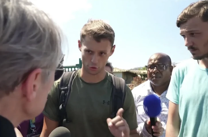 Élisabeth Borne interpellée par deux professeurs à Mayotte ce lundi 30 décembre 2024. - BFMTV