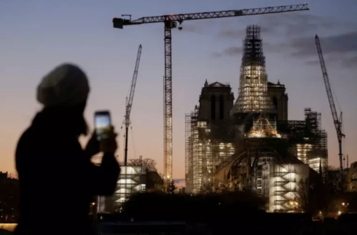 La nouvelle flèche de Notre-Dame de Paris lors des travaux de reconstruction, le 28 novembre 2023 à Paris ( AFP / Ludovic MARIN )