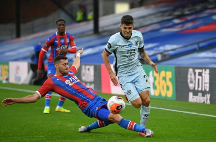 Le défenseur de Crystal Palace Joel Ward (g) tacle le milieu américain de Chelsea Christian Pulisic, le 7 juillet 2020 à Selhurst Park, à Londres