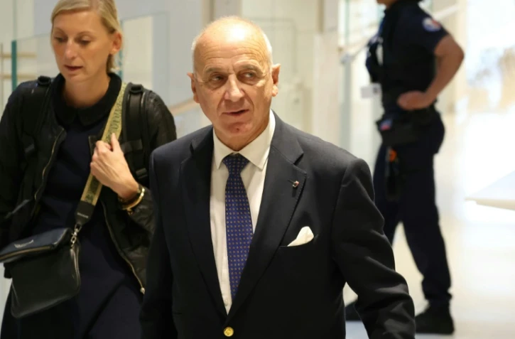 L'ancien député européen français Fernand le Rachinel arrive au palais de justice pour un procès pour soupçons de détournement de fonds publics européens par le RN, à Paris le 30 septembre 2024