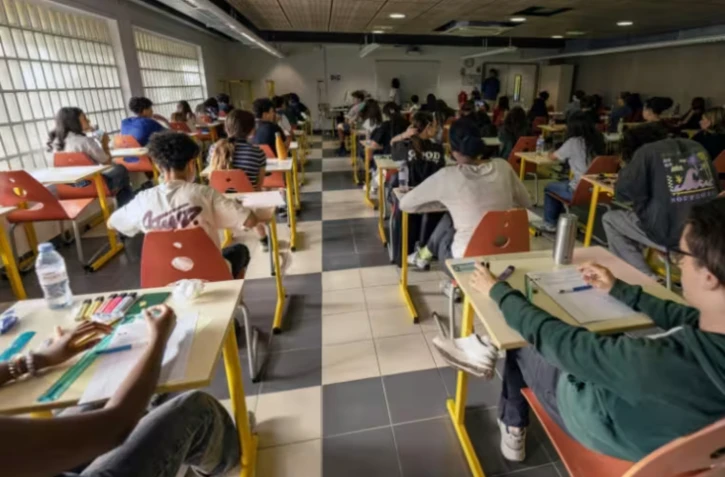 Des lycéens se préparent à débuter l'écrit du bac français, à Marseille, le 11 juin 2026 ( AFP / MIGUEL MEDINA )