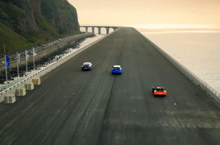 tournage the grand tour course en voiture sur la NRL