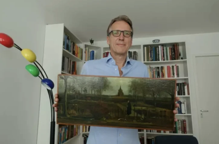 Photo fournie par le détective néerlandais Arthur Brand qui le montre en train de poser avec le tableau de Van Gogh intitulé "Le jardin du presbytère de Nuenen au printemps" le 11 septembre 2023 à Amsterdam ( ARTHUR BRAND / Handout )