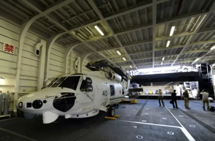 Un hélicoptère des Forces japonaises d'autodéfense (FJA), le 2 septembre 2013 à Tokyo ( AFP / TOSHIFUMI KITAMURA )