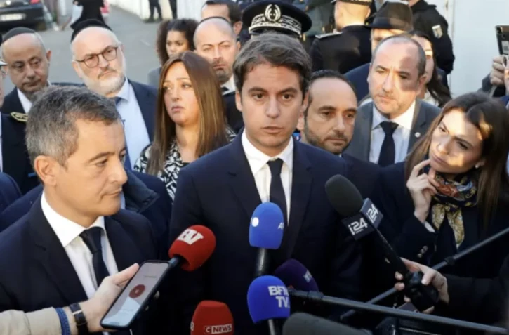 Le ministre de l'Intérieur, Gérald Darmanin (gauche) et celui de l'Education Gabriel Attal (centre) en visite dans une école privée juive à Sarcelles (Val-d'Oise), le 11 octobre 2023 ( AFP / Geoffroy Van der Hasselt )