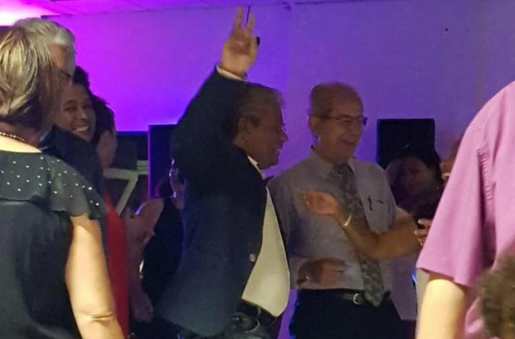 Jean-Hugues Ratenon se déhanche sur la piste de danse avec Philippe Le Constant