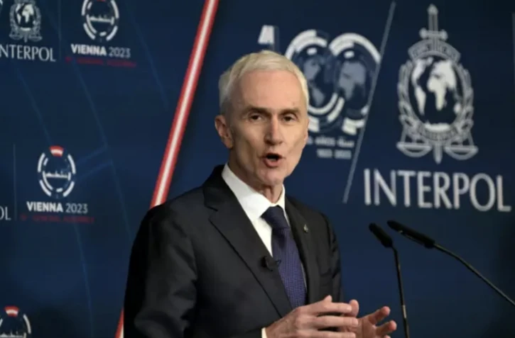 Jürgen Stock, secrétaire général d'Interpol, lors d'une conférence de presse, le 27 novembre 2023 à Vienne, en Autriche ( AFP / JOE KLAMAR )