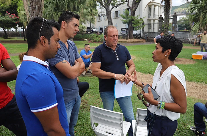 Les éleveurs JA et FDSEA devant la préfecture