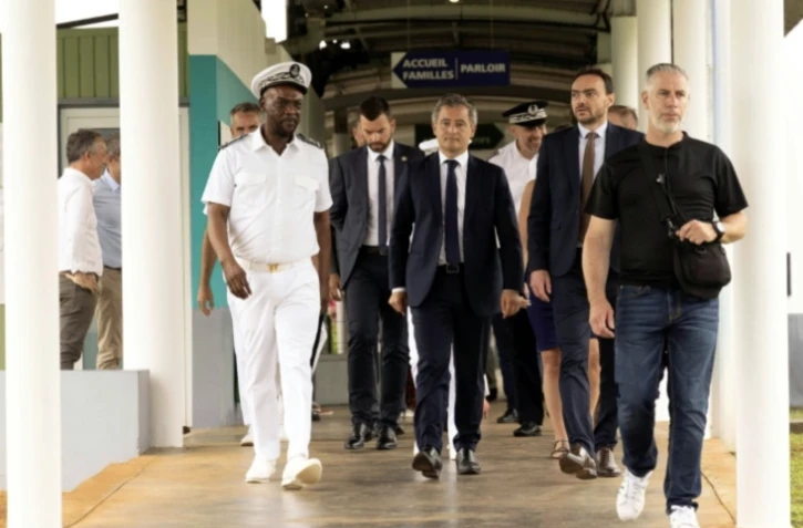 Le ministre de la Justice Gerald Darmanin (c) visite la prison de Rémire-Montjoly en Guyane lors de sa visite, le 19 mai 2025 ( AFP / Ronan LIETAR )