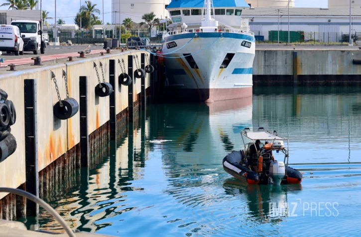 Le Port : une femme poignardée, son compagnon se jette en voiture dans la darse