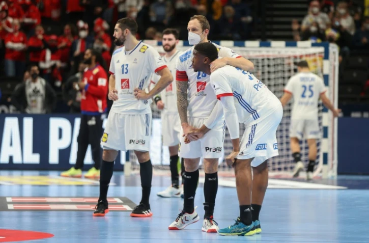 Les joueurs français, après leur défaite, 34-33 face à la Suède, en demi-finale de l'Euro de handball, le 28 janvier 2022 à Budapest