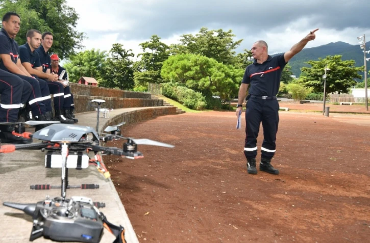 Pompiers pilotes drones 