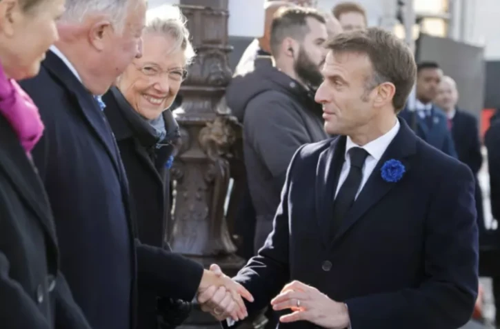 Le président Emmanuel Macron (d) et la Première ministre Elisabeth Borne (3e à g) lors des cérémonies du 11 novembre 2023 à Paris ( POOL / Ludovic MARIN )