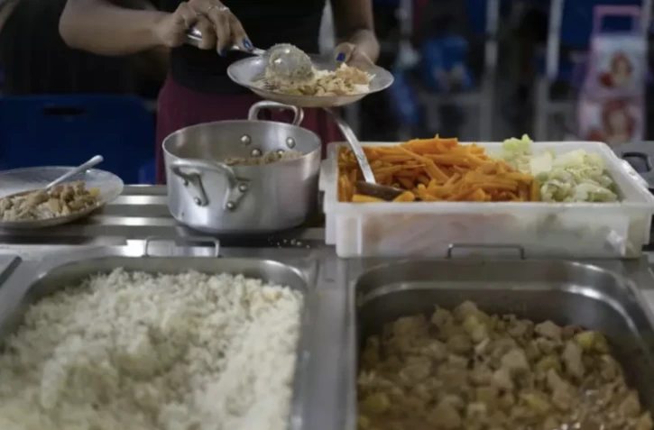 Des plats proposés pour le déjeuner à l'école municipale Burle Marx, le 4 avril 2024 à Rio de Janeiro, au Brésil ( AFP / Pablo PORCIUNCULA )