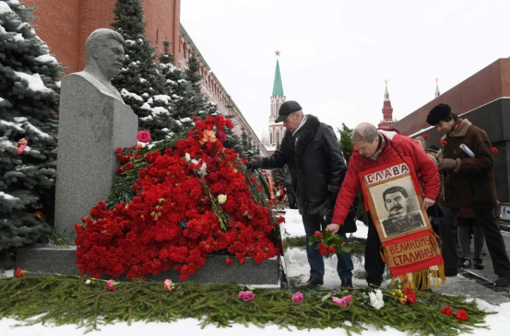 Des communistes russes rendent hommage au dictateur soviétique Joseph Staline au pied du Kremlin sur la place Rouge à Moscou, en Russie, le 21 décembre 2016