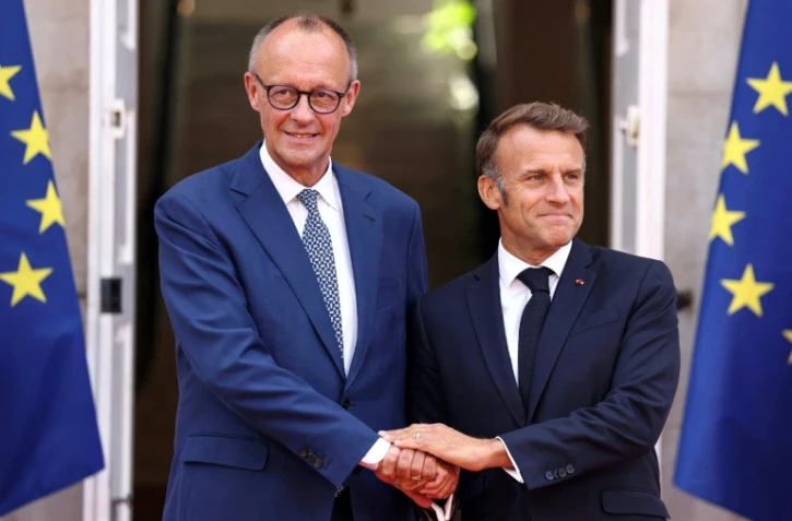 Le chancelier allemand Friedrich Merz et le président français Emmanuel Macron, le 29 août 2025 à Toulon, dans le sud-est de la France