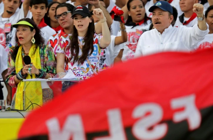 Le président du Nicaragua Daniel Ortega (à droite), sa fille Camila Ortega (centre) et son épouse et vice-présidente Rosario Murillo (à gauche) lors du 40e anniversaire de la Révolution sandiniste, le 19 juillet 2019 à Managua