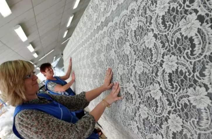 Christophe Machu, lui, a dû réduire ses effectifs d'un tiers tout en veillant à garder ses artisans (esquisseurs, écailleurs ou encore raccommodeuses...), des ouvriers hautement qualifiés dont la formation prend environ cinq ans. ( AFP / )
