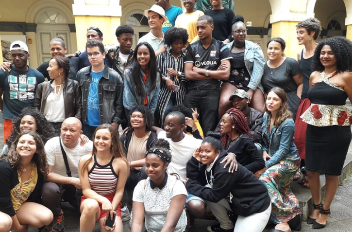 visite de jeunes Portugais à la mairie de Saint-Denis