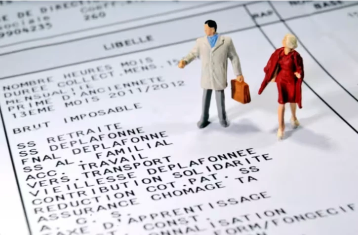 L'écart de rémunération médiane annuelle brute (fixe + variable) entre les femmes et les hommes cadres a de 2.000 euros entre 2024 et 2025, atteignant 16% ( AFP / PHILIPPE HUGUEN )