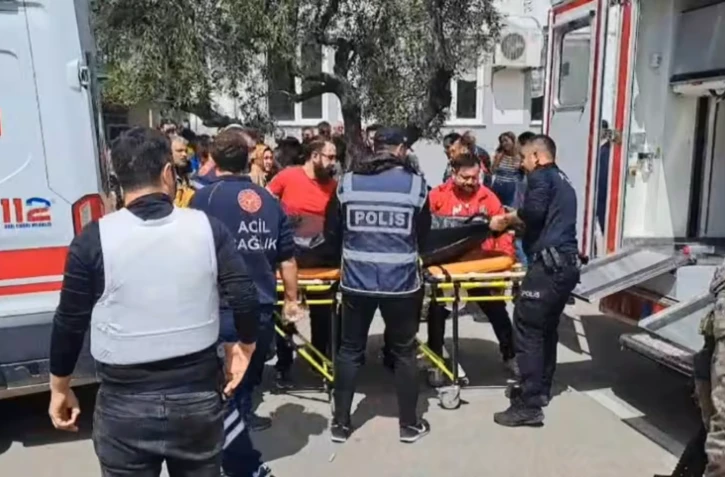 Photo diffusée le 15 avril 2026 par l'agence de presse turque DHA (Demiroren News Agency) montrant des secouristes transportant un sac mortuaire à Kahramanmaraş, dans le sud de la Turquie, après des tirs dans une école ( DHA (Demiroren News Agency) / HANDOUT )