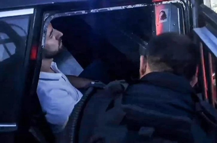 L'un des gendarmes français a été embarqué dans une voiture de police. [Chloe ROUVEYROLLES-BAZIRE / AFP]