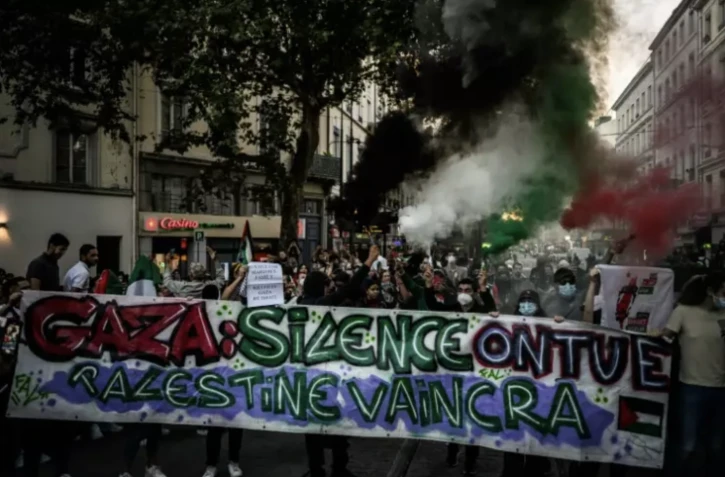 Une manifestation de soutien aux Palestiniens, à Lyon, le 9 octobre 2023 ( AFP / JEFF PACHOUD )