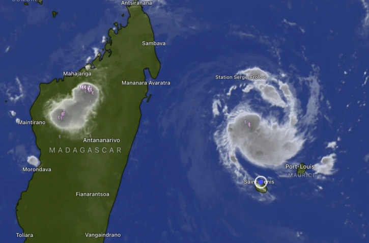 À 315 km de La Réunion, Gezani devrait toucher Madagascar au stade de cyclone, voire cyclone intense, mardi