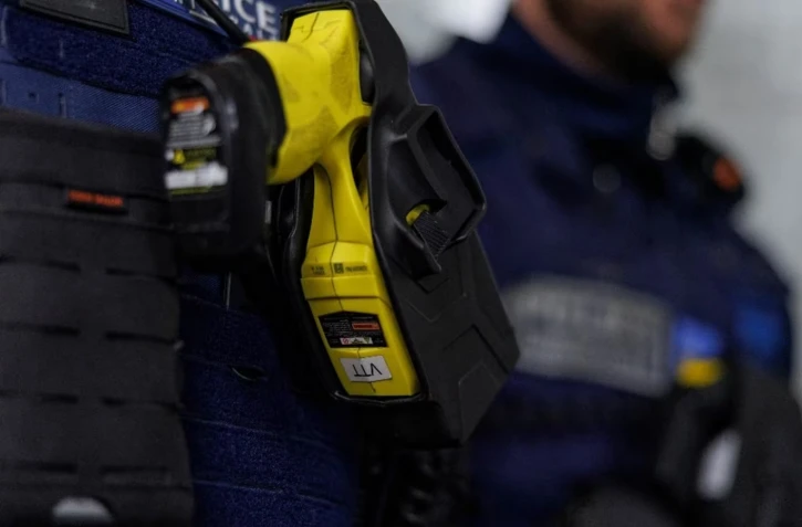 Le mineur suspecté d'avoir tué sa mère à coups de marteau à Nice a été placé en détention provisoire, le 15 mars 2026. (ROLAND MACRI / HANS LUCAS / AFP)