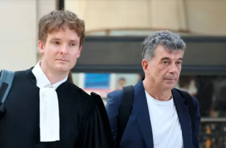 L'agent immobilier et ex-animateur de télévision Stéphane Plaza (d) arrive avec l'un de ses avocats pour son procès en appel pour violences conjugales à Paris, le 26 juin 2026 ( AFP / MEHDI FEDOUACH )