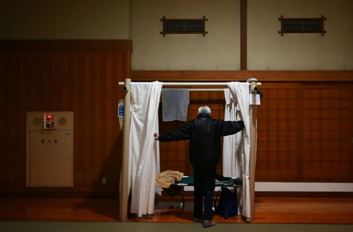 Katsuya Asao, 54 ans, est hébergé dans une salle de judo qui accueille des "réfugiés du net" privés de leur abri coutumier dans des cybercafés désormais fermés à cause du coronavirus, le 13 avril 2020 à Yokohama, au Japon 
