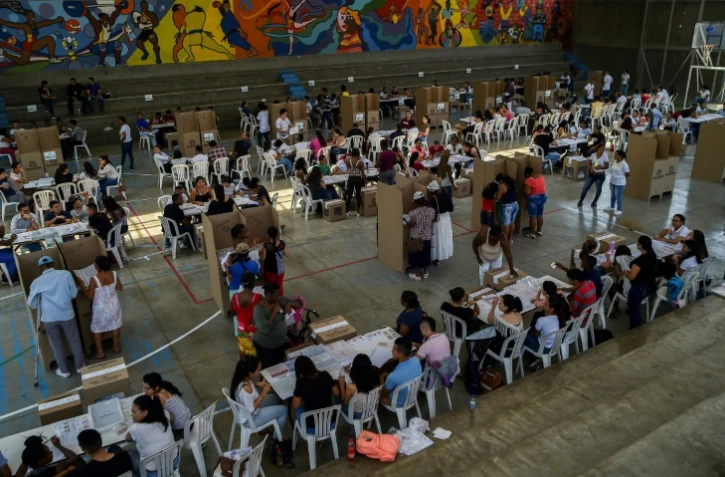 Des personnes font la queue pour voter à Cali, lors  des élections législatives en Colombier le 11 mars 2018