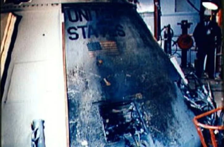 Le module de commande du vaisseau spatial Apollo 1, le 28 janvier 1967 au Centre spatial Kennedy, après un incendie accidentel, le 27 janvier 1967, qui a coûté la vie aux trois membres d'équipage lors d'un entraînement au sol ( NASA / HO )
