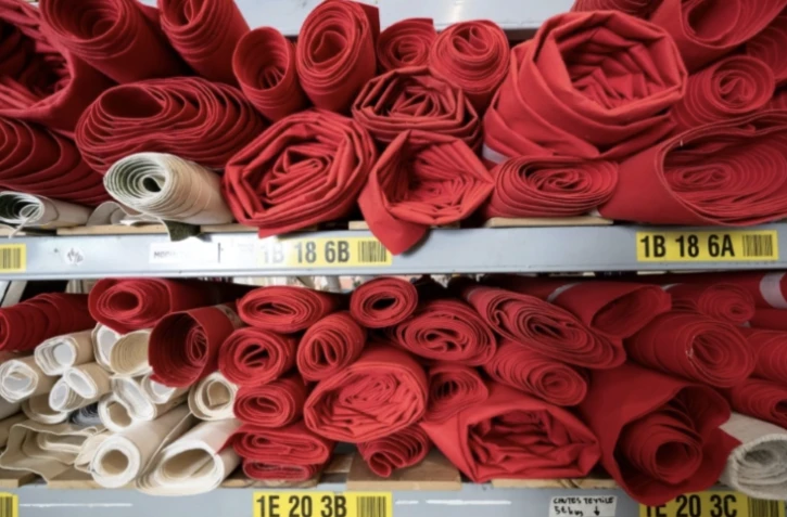 Des tapis rouges recyclés utilisés lors du dernier Festival de Cannes, dans les locaux de l'association La réserve des arts, le 4 juin 2025, à Marseille ( AFP / Miguel MEDINA )