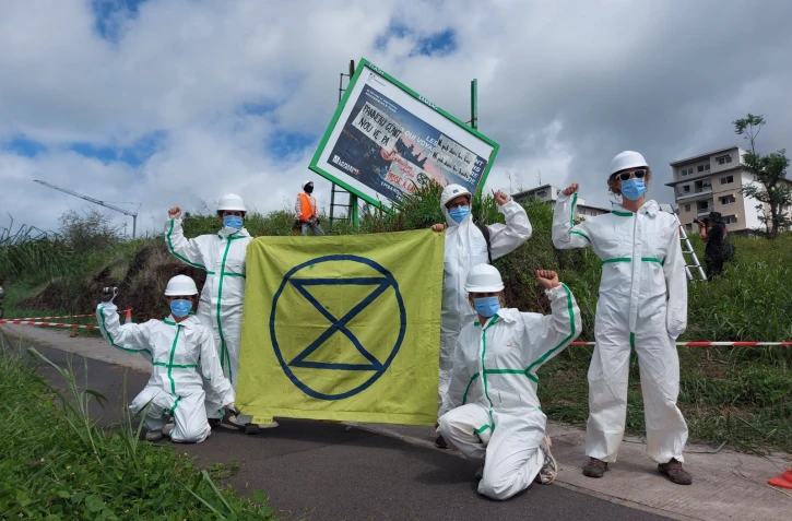 Extinction Rebellion : un panneau de pub découpé à Saint-Paul
