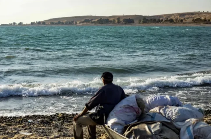 Le pêcheur Ismaïl Hilal sur les rives du lac Assad, dans le governorat de Raqqa, le 9 juillet 2023 en Syrie ( AFP / Delil souleiman )
