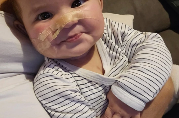 À 8 mois, Krystina doit se faire opérer à Paris : le combat d'une mère face aux transferts sanitaires